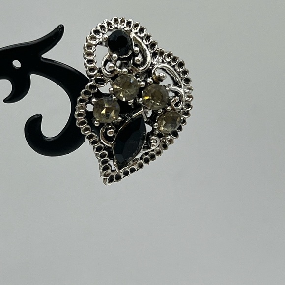 VINTAGE Faux Onyx and‎ Rhinestone Filigree Clip Earrings - Picture 4 of 9